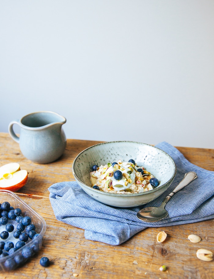 Bircher muesli met kokos en blauwe bessen