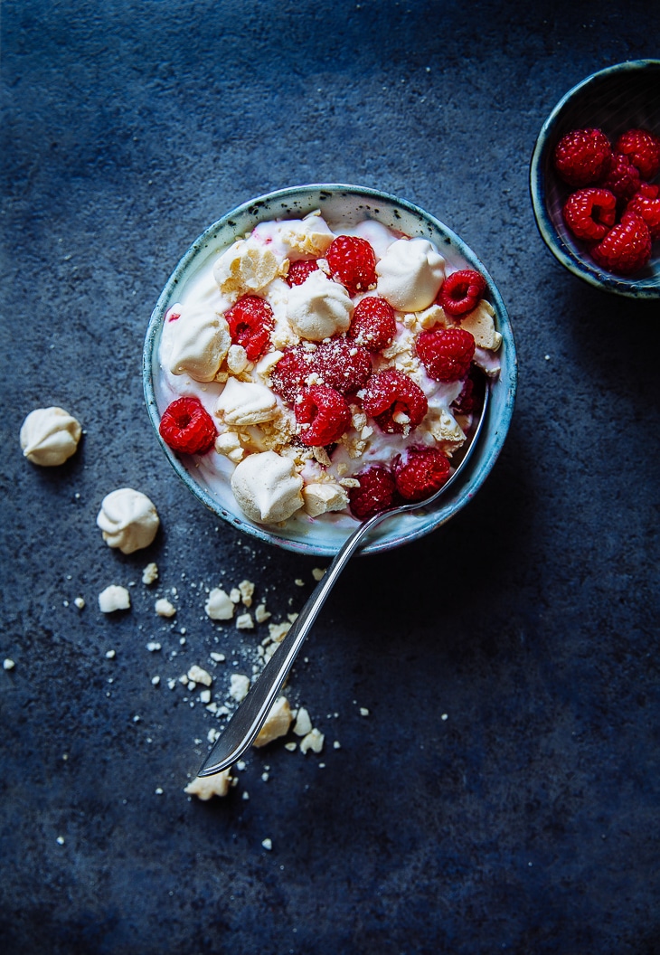 Frambozen-Eton Mess met rozenwatermeringues