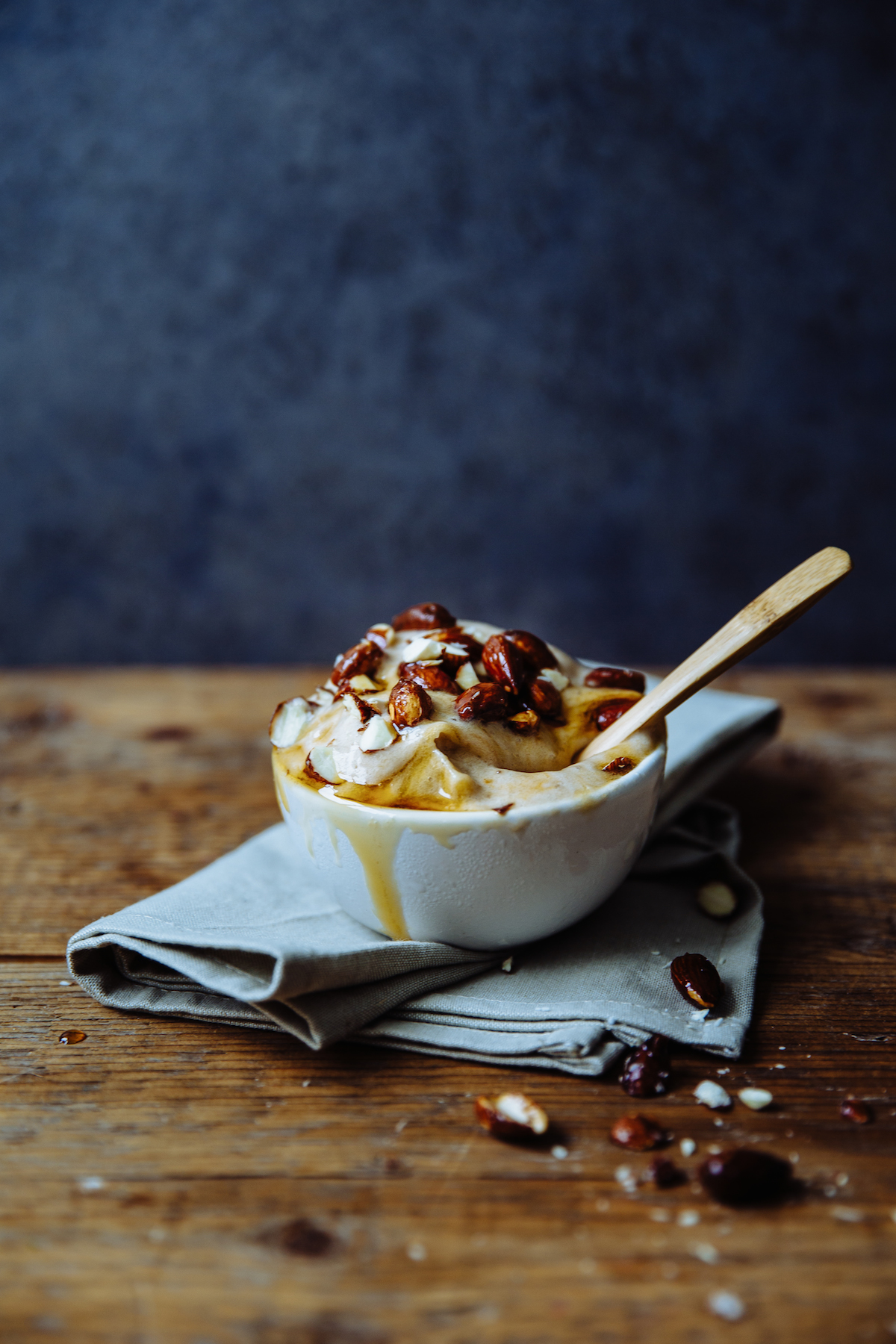 Softijs van banaan met espresso-amandelen