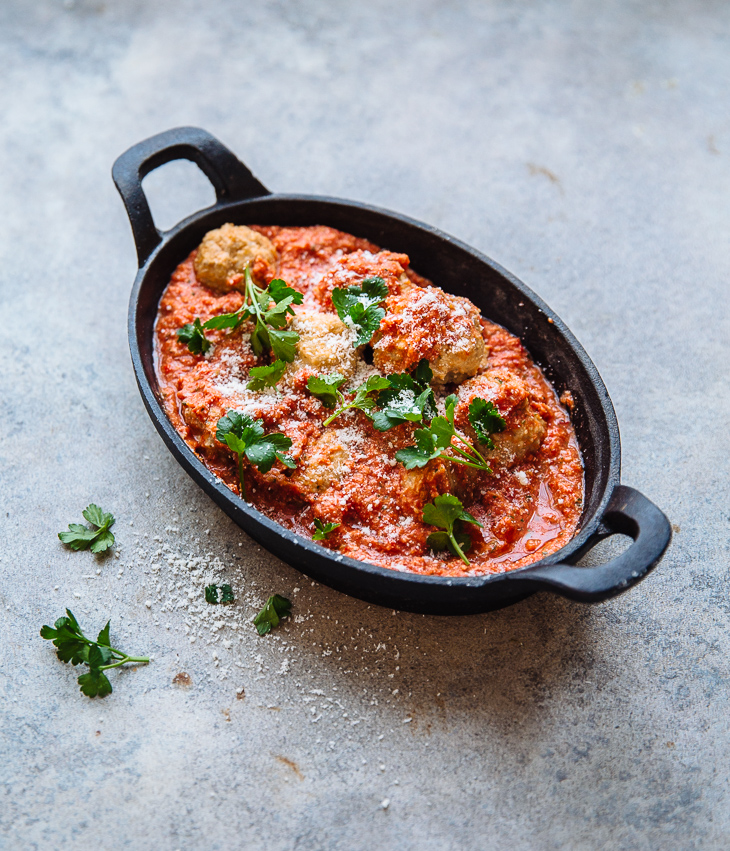 Kipballetjes uit de oven met snelle romesco-saus