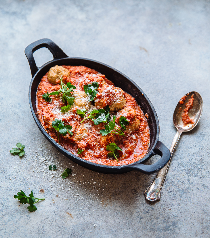 Kipballetjes uit de oven met snelle romesco-saus