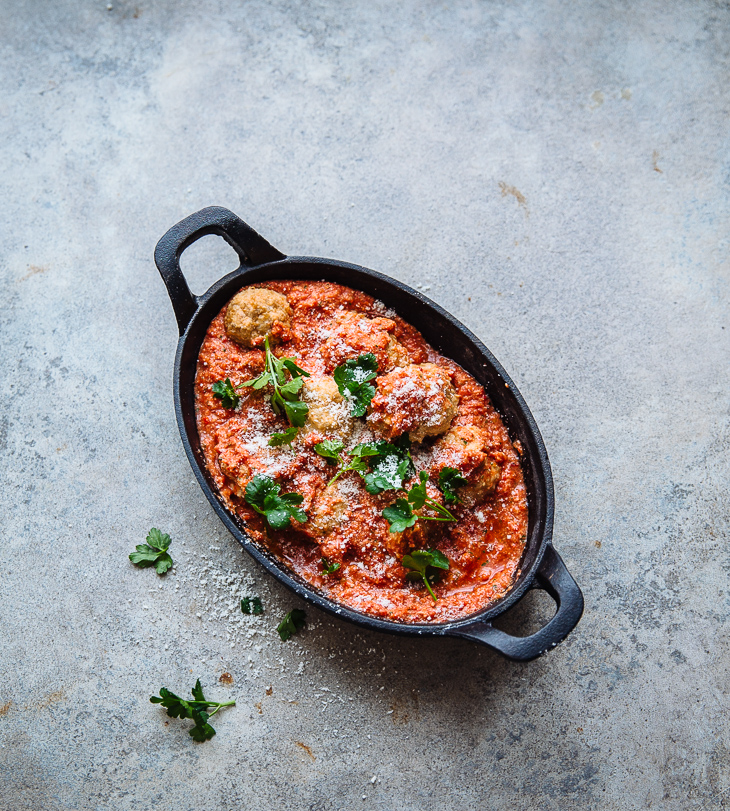 Kipballetjes uit de oven met snelle romesco-saus