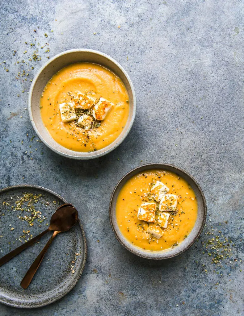 Geroosterde pompoensoep met bloemkool en halloumi-croutons