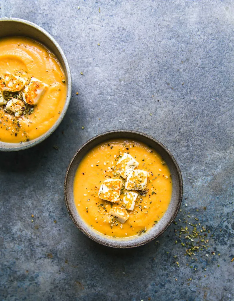 Geroosterde pompoensoep met bloemkool en halloumi-croutons