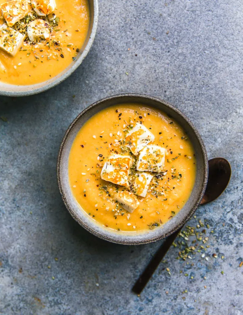 Geroosterde pompoensoep met bloemkool en halloumi-croutons