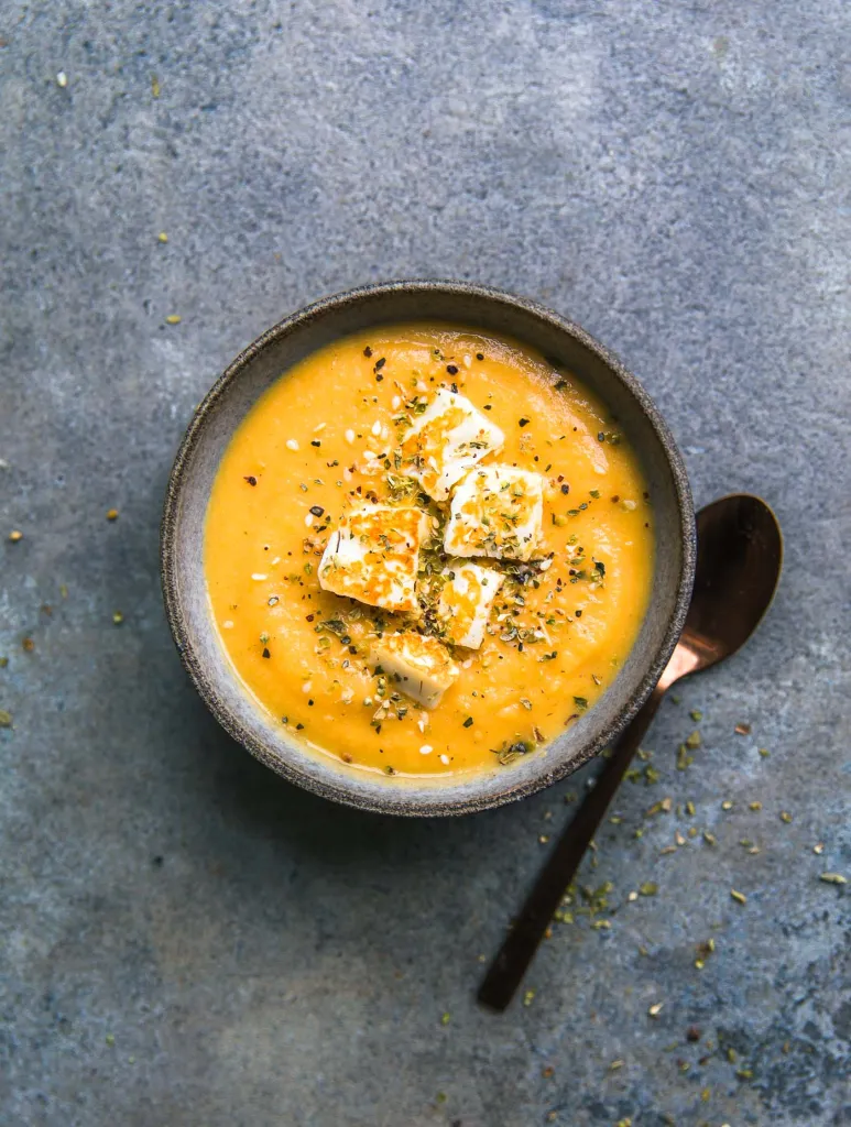 Geroosterde pompoensoep met bloemkool en halloumi-croutons