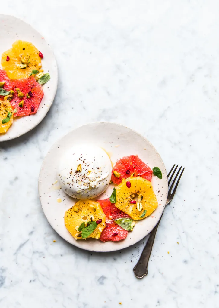 Burrata met gebrande sinaasappel & pistache (Kerst voorgerecht)