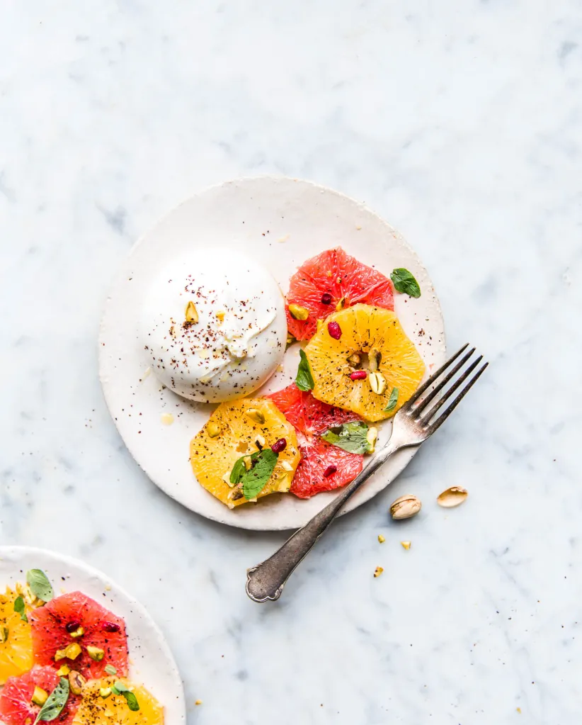 Burrata met gebrande sinaasappel & pistache (Kerst voorgerecht)