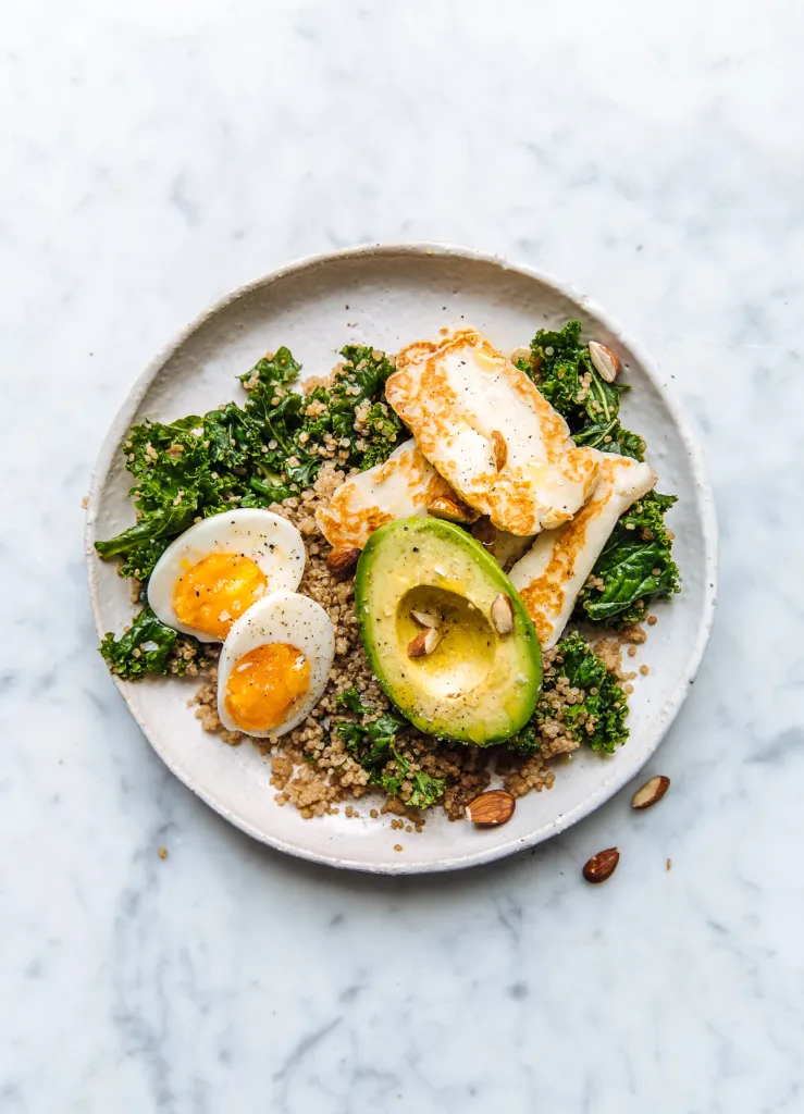 Halloumi-bowl met avocado, quinoa & boerenkool