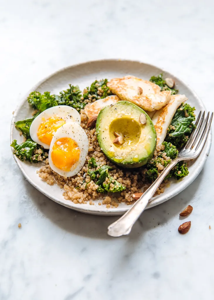 Halloumi-bowl met avocado, quinoa & boerenkoolHalloumi-bowl met avocado, quinoa & boerenkool