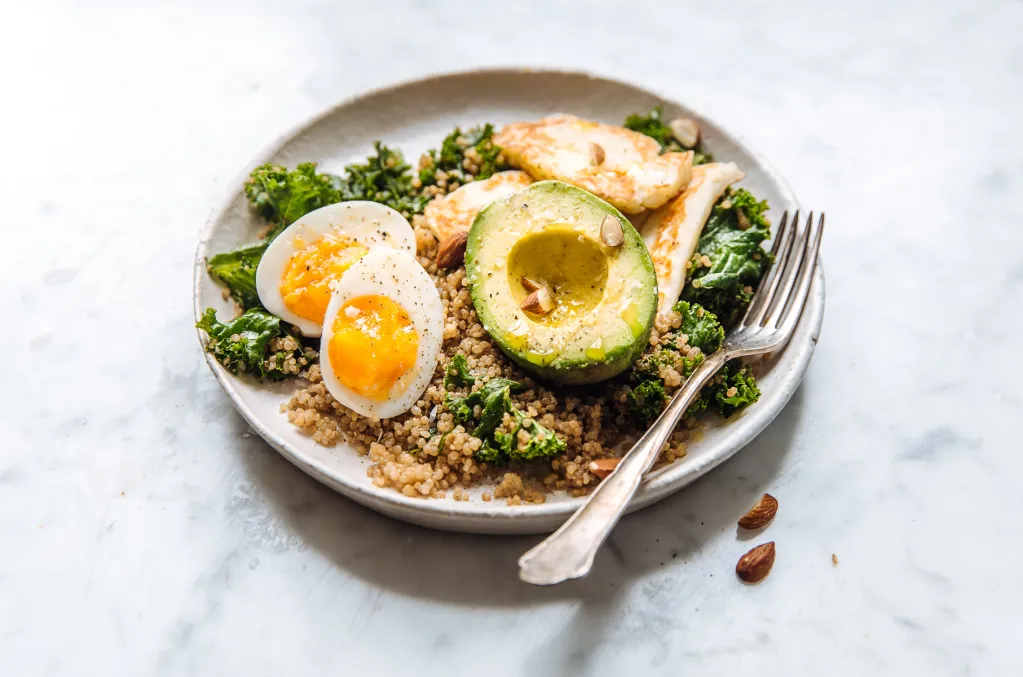 Halloumi-bowl met avocado, quinoa & boerenkool