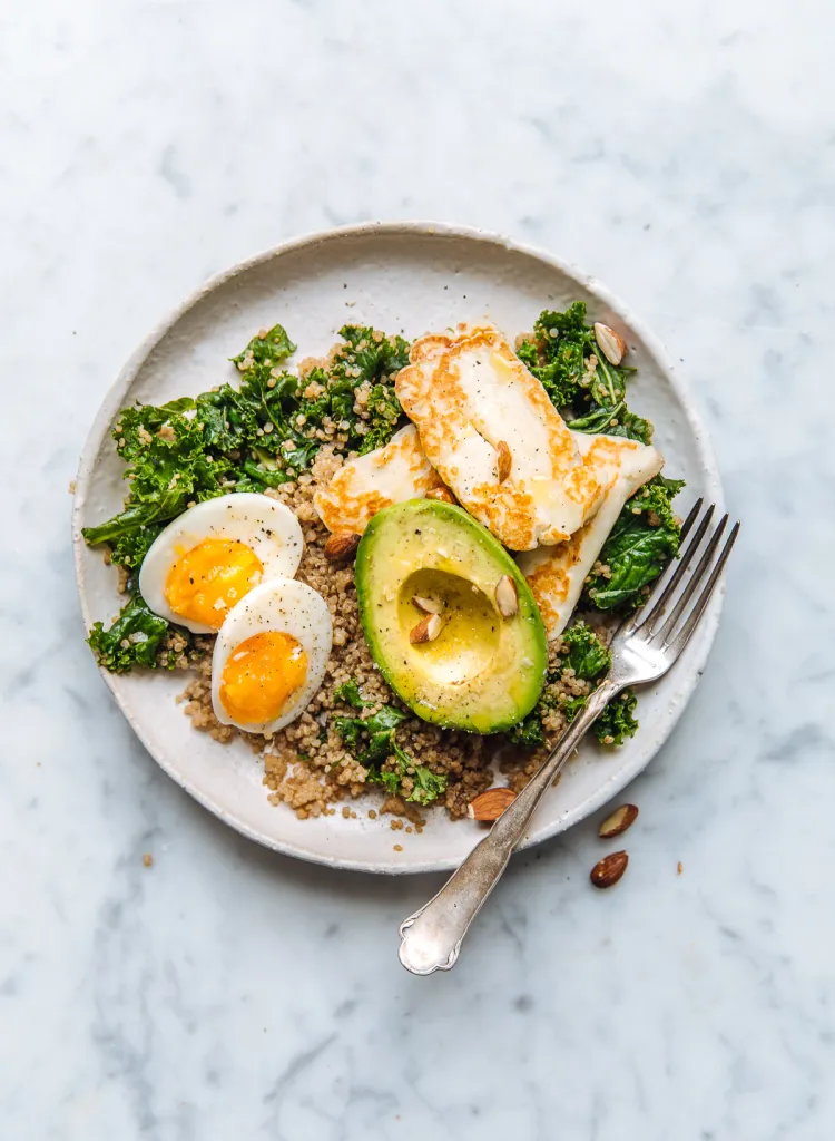 Halloumi-bowl met avocado, quinoa & boerenkool