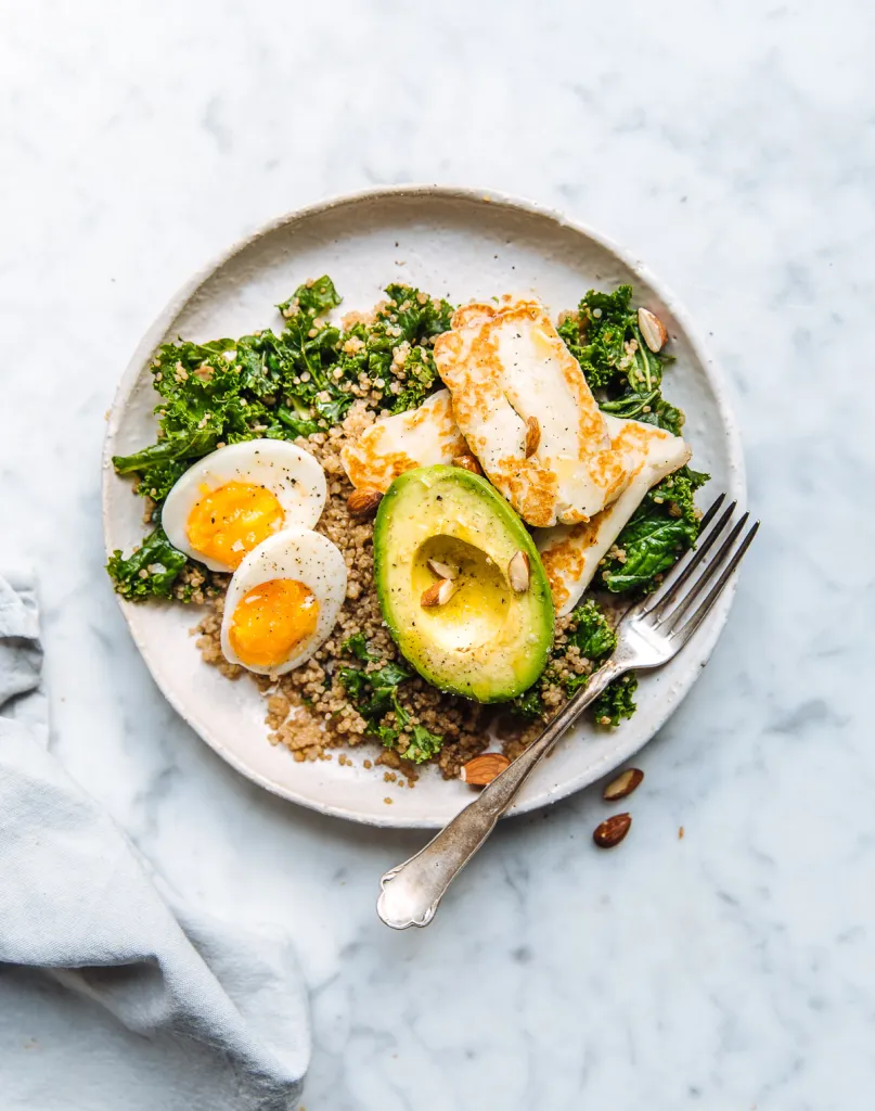 Halloumi-bowl met avocado, quinoa & boerenkool