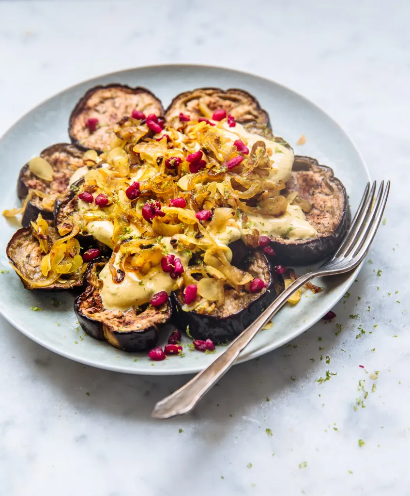 Aubergine met curry-yoghurt en granaatappel