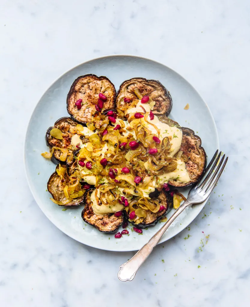 Aubergine met curry-yoghurt en granaatappel