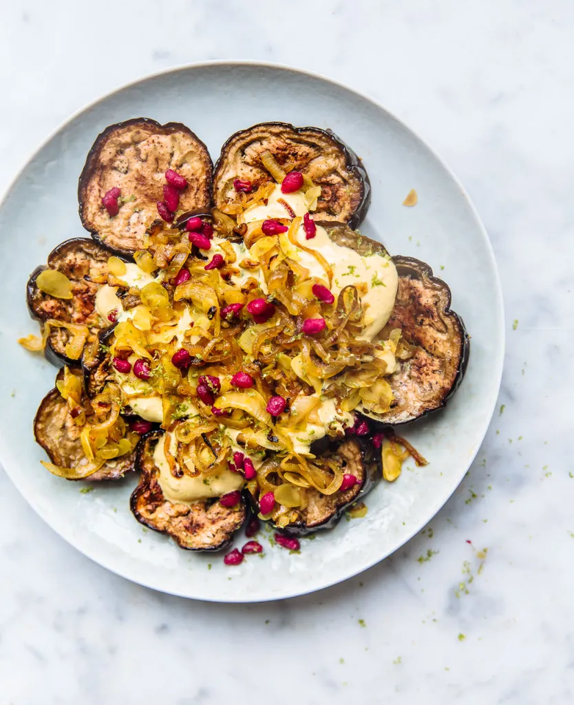 Aubergine met curry-yoghurt en granaatappel