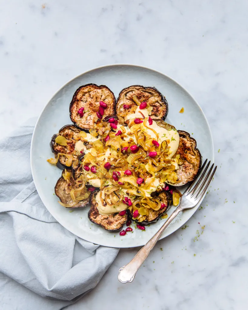 Aubergine met curry-yoghurt en granaatappel