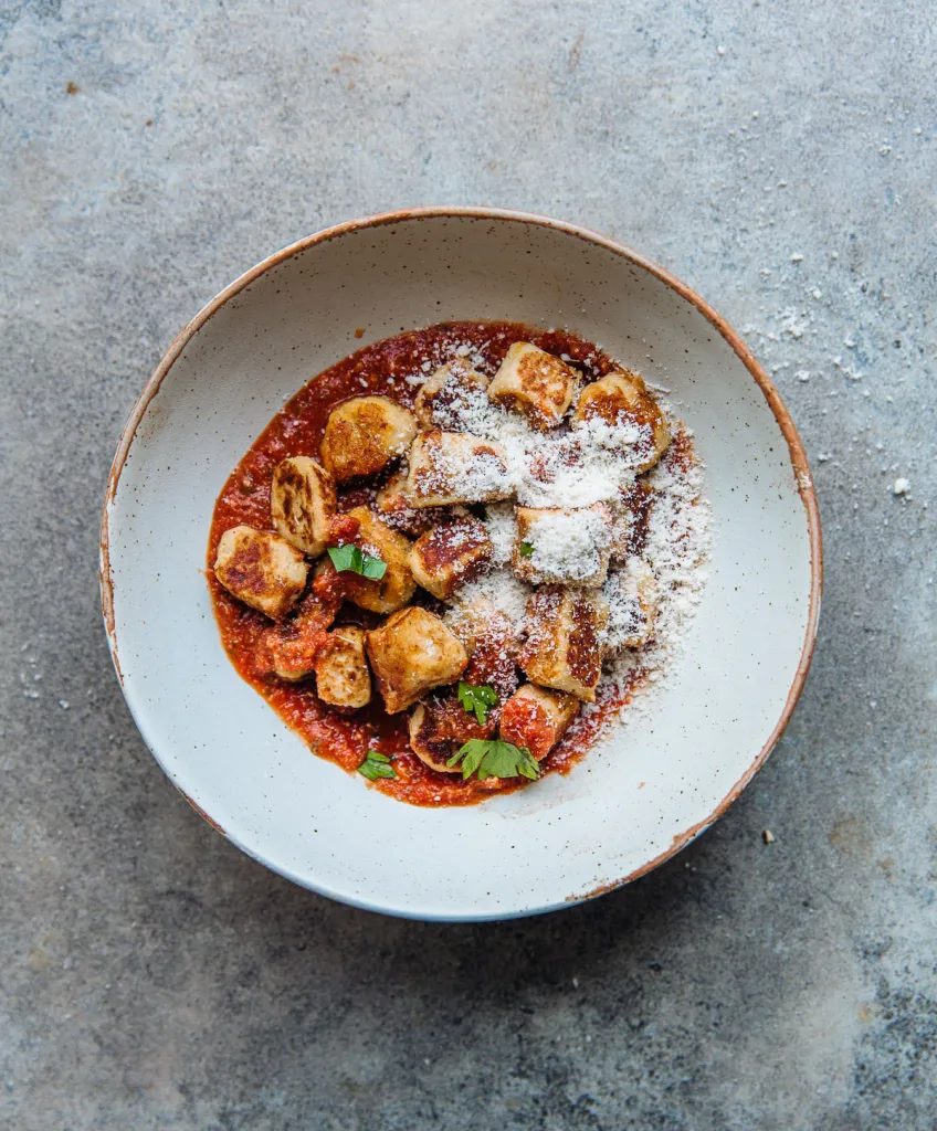 Bloemkool gnocchi met romescosaus