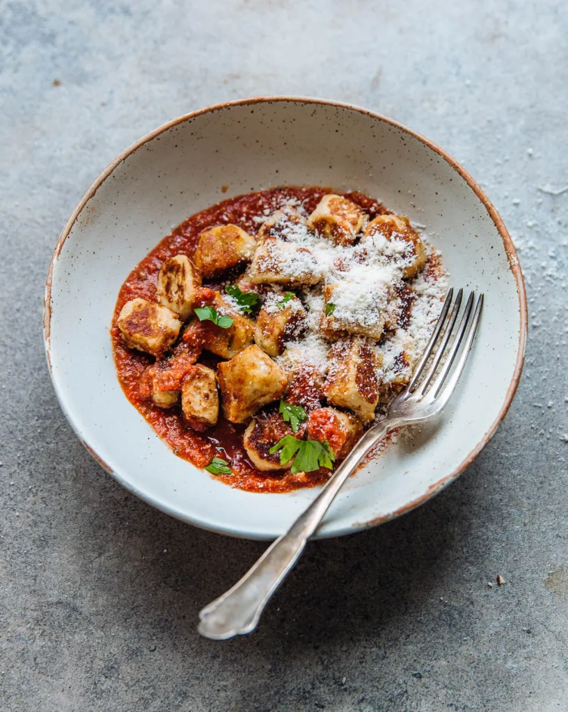 Bloemkool gnocchi met romescosaus