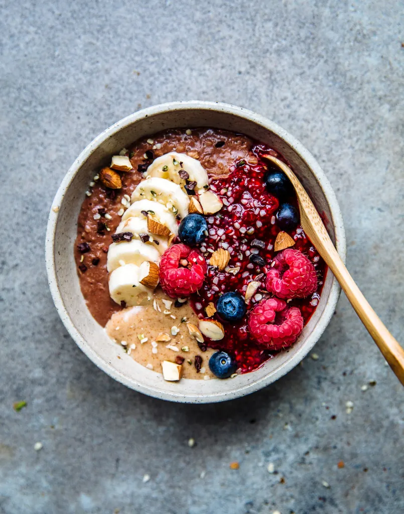 Chocolade-porridge (havermout) met chia-frambozenjam