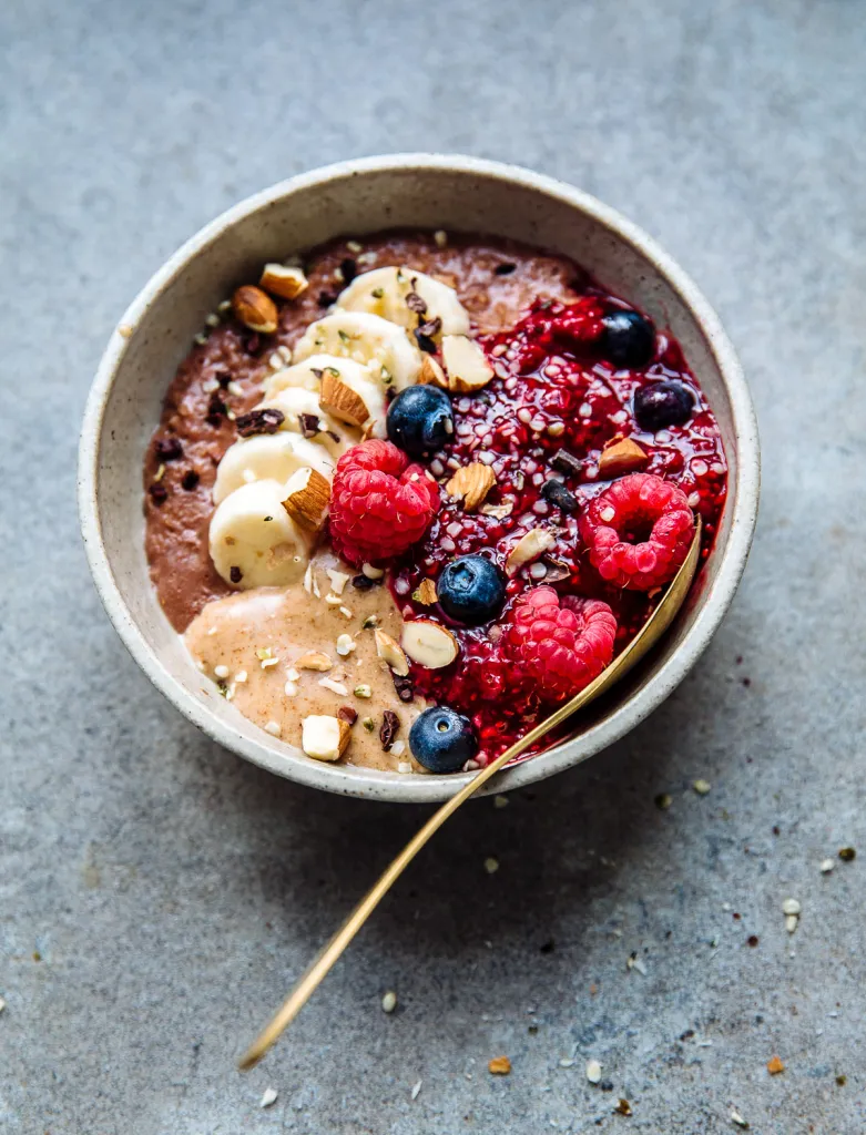 Chocolade-porridge (havermout) met chia-frambozenjam