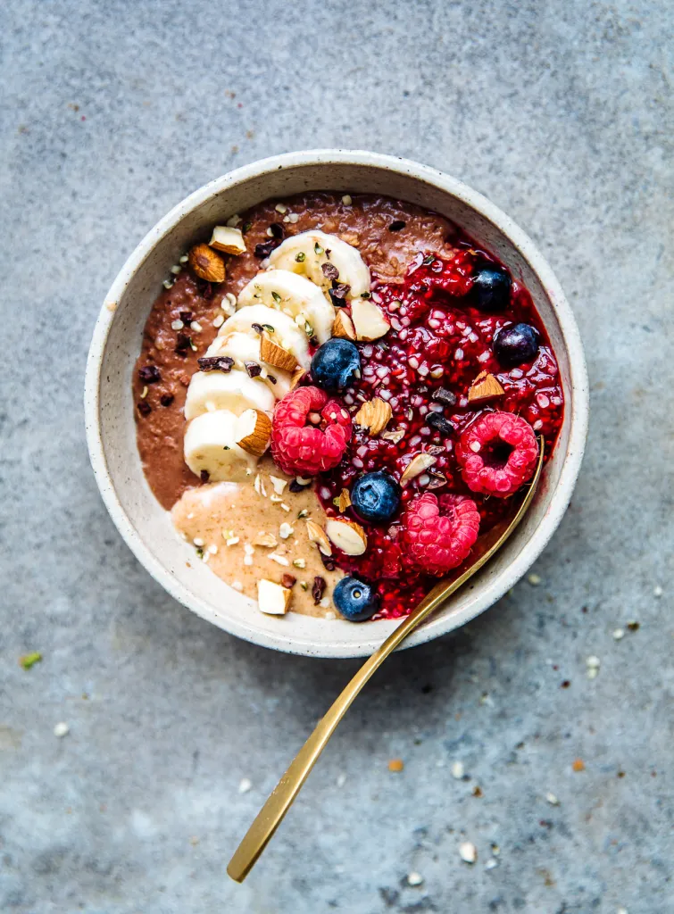 Chocolade-porridge (havermout) met chia-frambozenjam