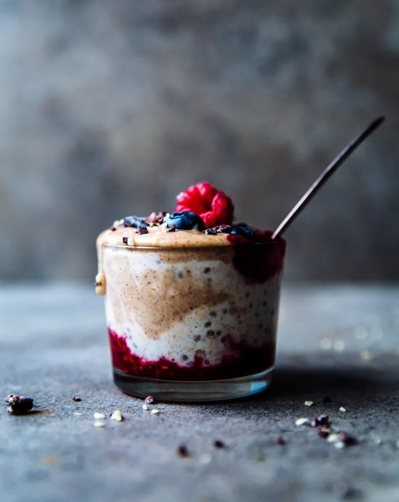 Overnight oats (havermout) met notenpasta en chia-frambozenjam