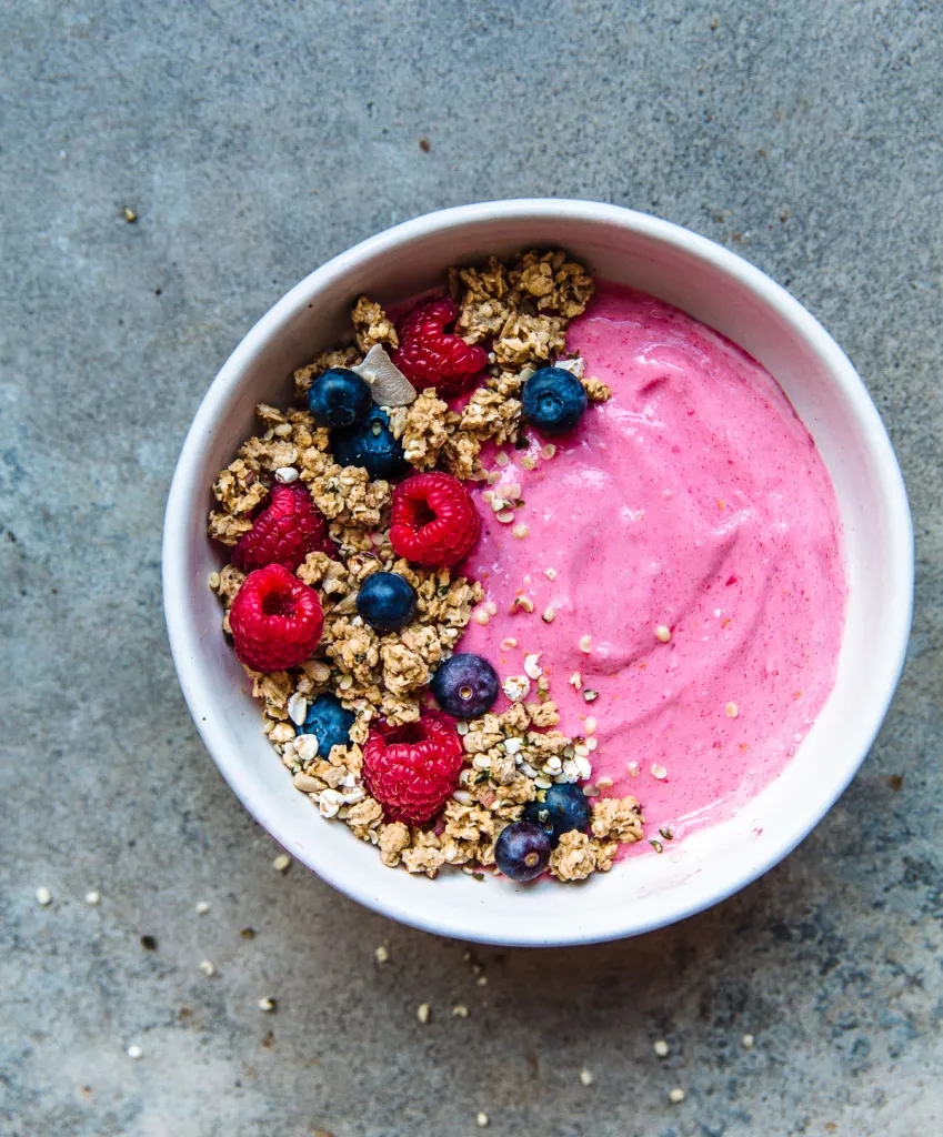 Açai bowl met granola & (kokos)yoghurt