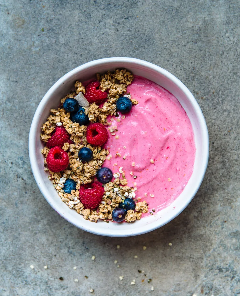 Açai bowl met granola & (kokos)yoghurt