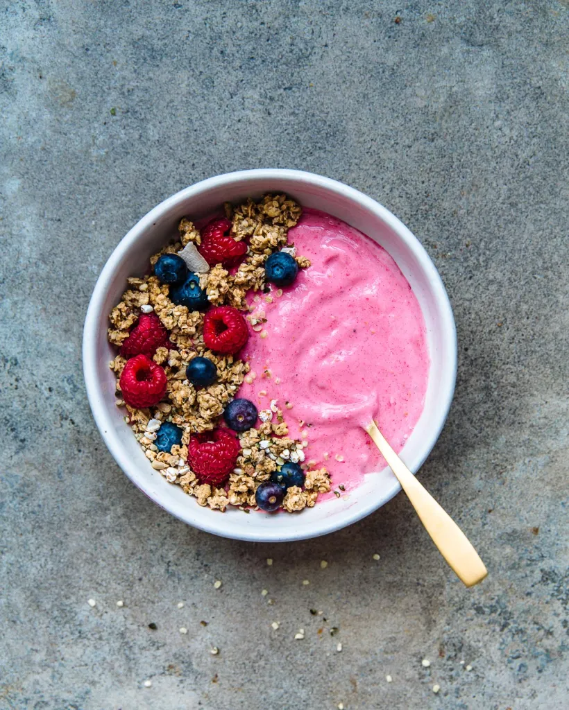 Açai bowl met granola & (kokos)yoghurt