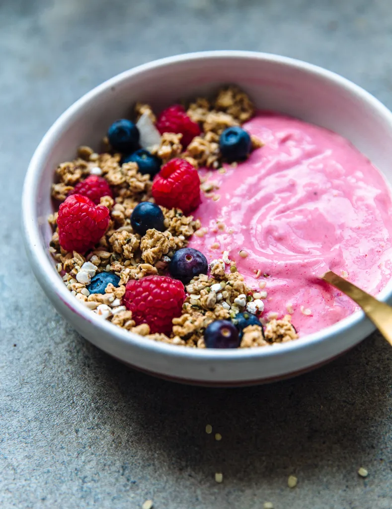 Açai bowl met granola & (kokos)yoghurt