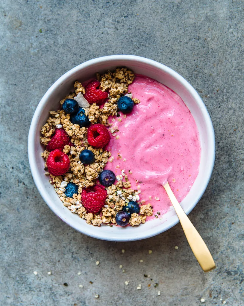 Açai bowl met granola & (kokos)yoghurt