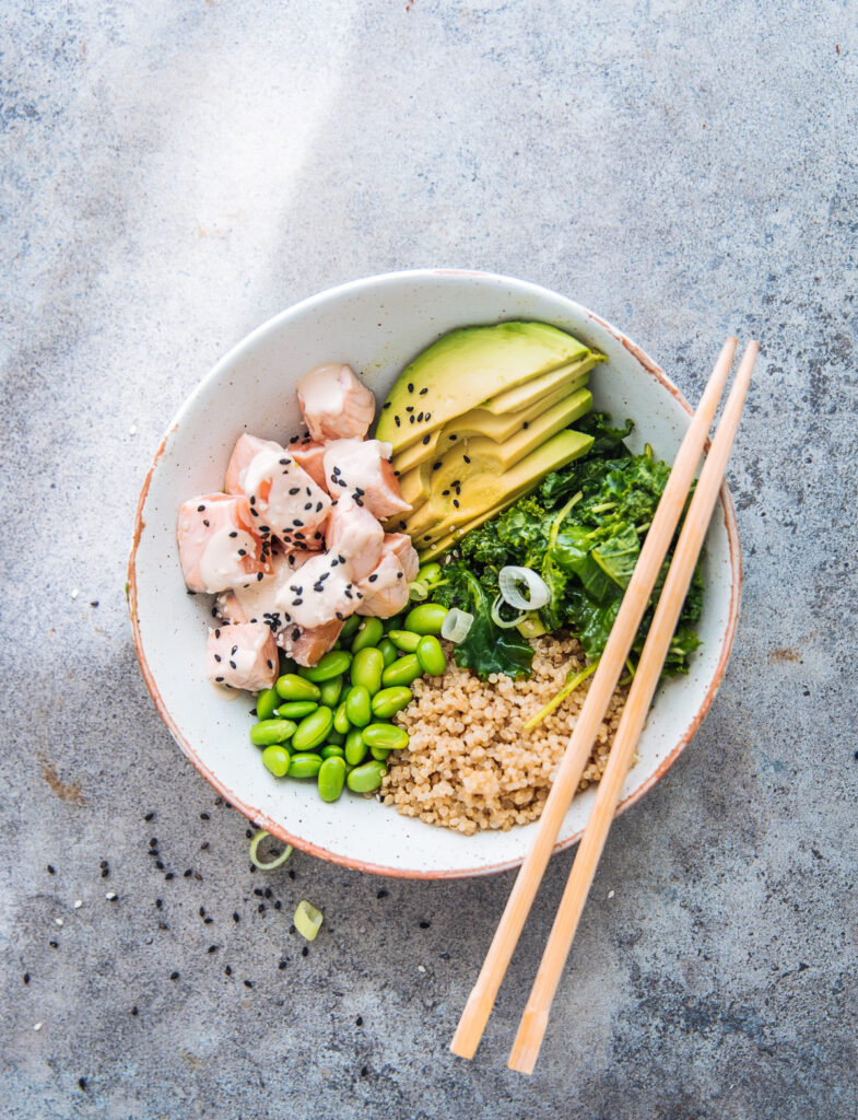 Zalmbowls met boerenkool en sesamdressing