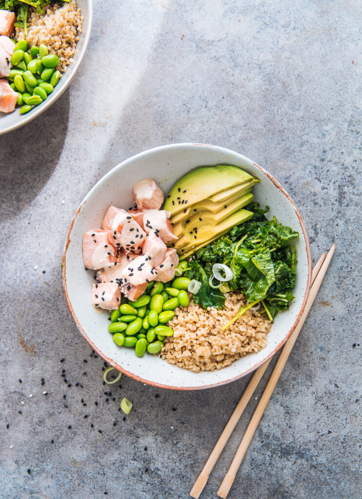 Zalmbowls met boerenkool en sesamdressing