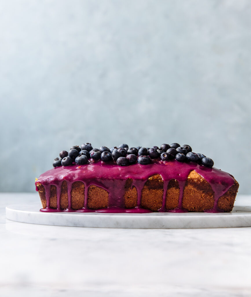 Citroencake met vlierbloesem en blauwe bessen-glazuur