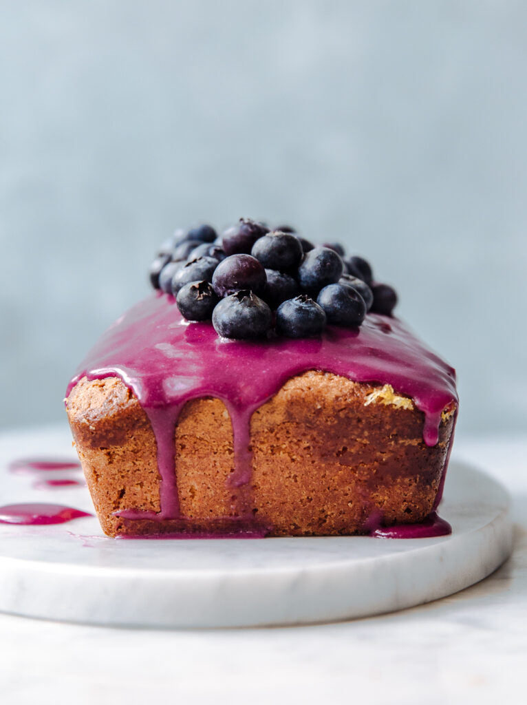 Citroencake met vlierbloesem en blauwe bessen-glazuur