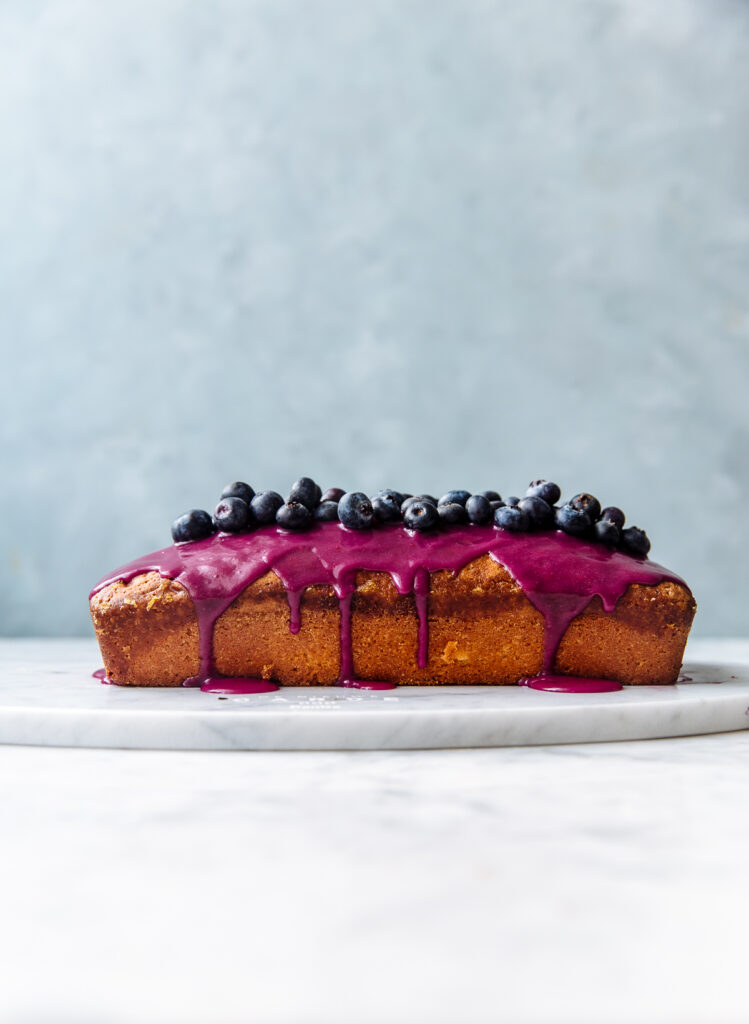 Citroencake met vlierbloesem en blauwe bessen-glazuur