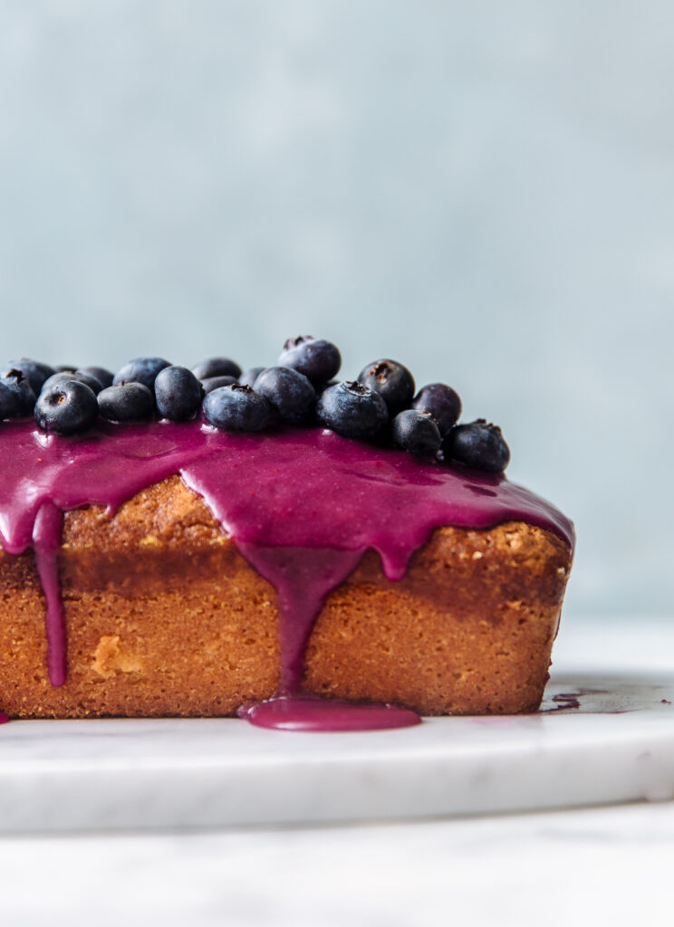 Citroencake met vlierbloesem en blauwe bessen-glazuur