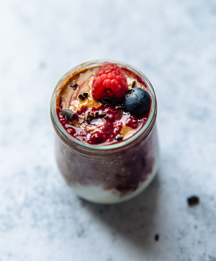 Overnight oats met chocolade en frambozen-chiajam