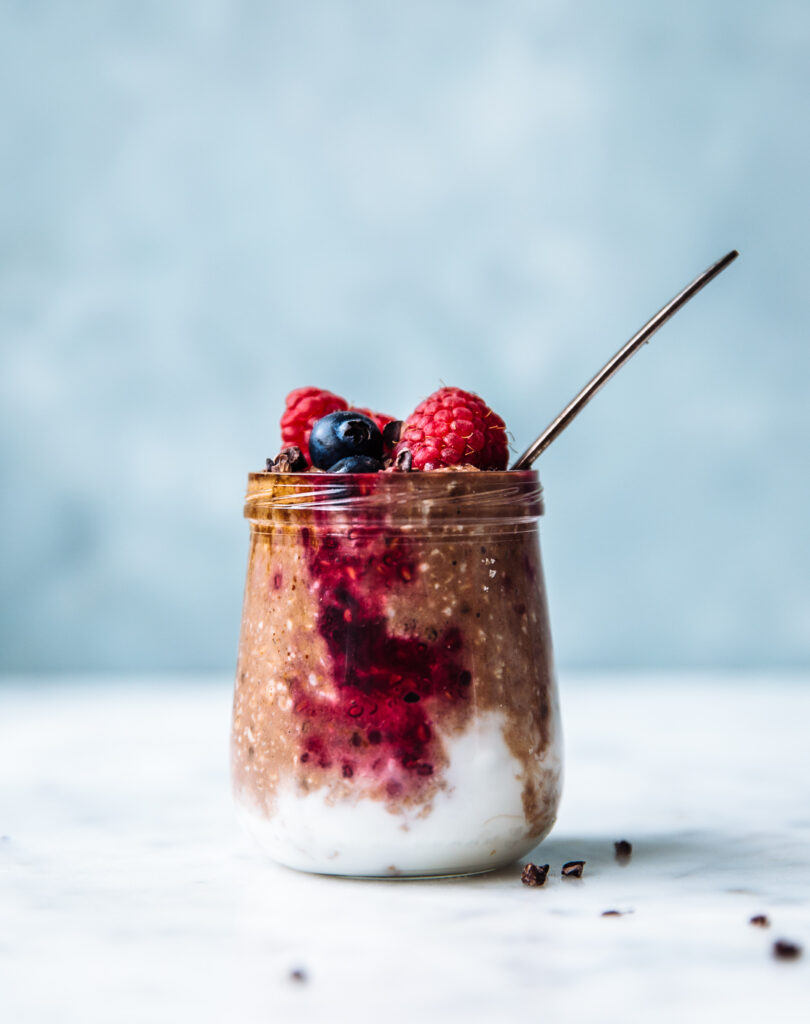 Overnight oats met chocolade en frambozen-chiajam