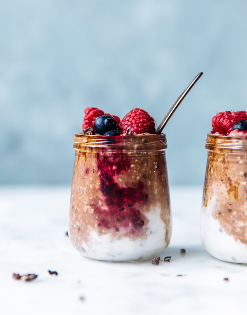 Overnight oats met chocolade en frambozen-chiajam