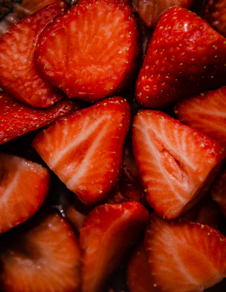 Gemarineerde aardbeien met vlierbloesem en yoghurt