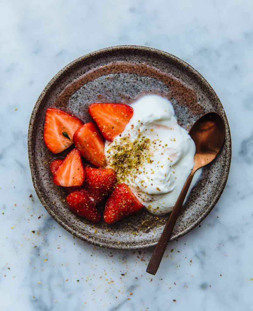 Gemarineerde aardbeien met vlierbloesem en yoghurt