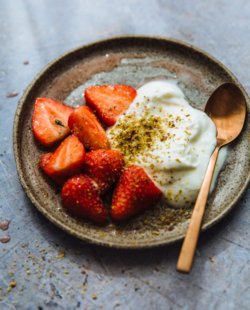 Gemarineerde aardbeien met vlierbloesem en yoghurt